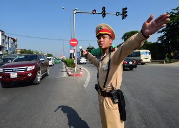 Mọi người nên biết: CSGT chỉ được dừng xe trong các trường hợp sau