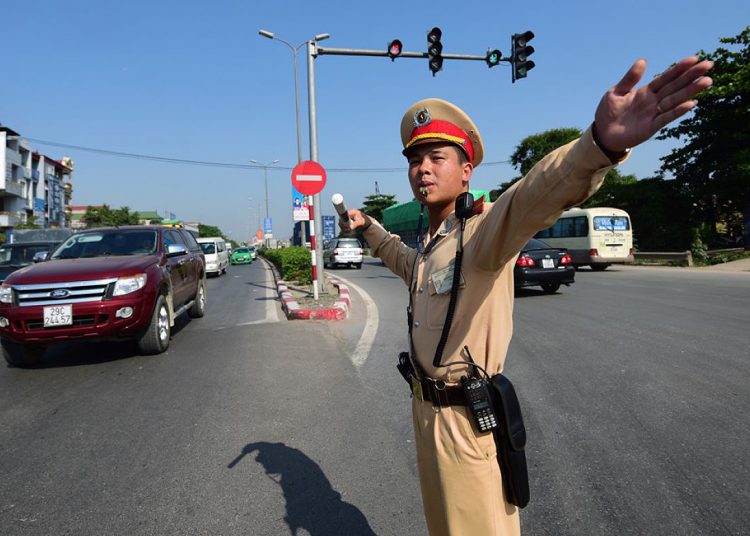 Mọi người nên biết: CSGT chỉ được dừng xe trong các trường hợp sau