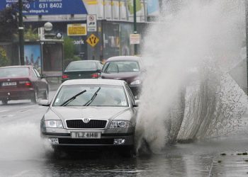 Bí kíp cho chủ xe ôtô ngày mưa bão