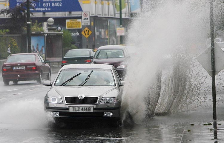 Bí kíp cho chủ xe ôtô ngày mưa bão