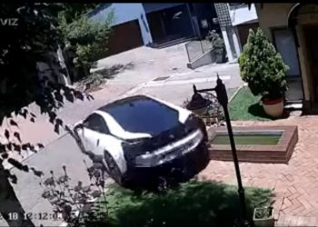 Pha ủi BMW i8 “ngọt xớt” của nữ tài xế Nam Phi