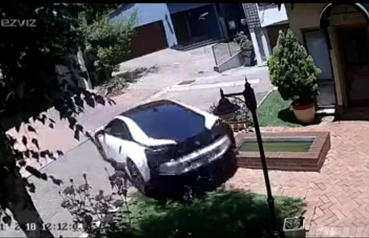 Pha ủi BMW i8 “ngọt xớt” của nữ tài xế Nam Phi