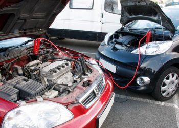 [Infographic] Cách đấu nối bình ắc quy ô tô hết điện từ xe khác trên đường du Xuân