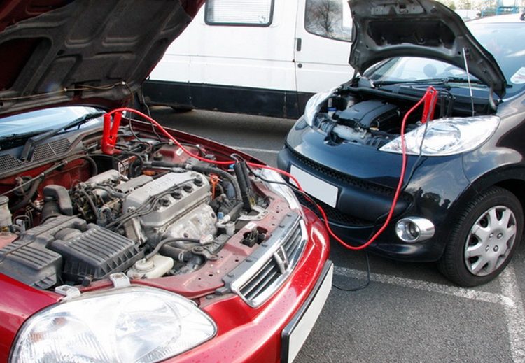 [Infographic] Cách đấu nối bình ắc quy ô tô hết điện từ xe khác trên đường du Xuân