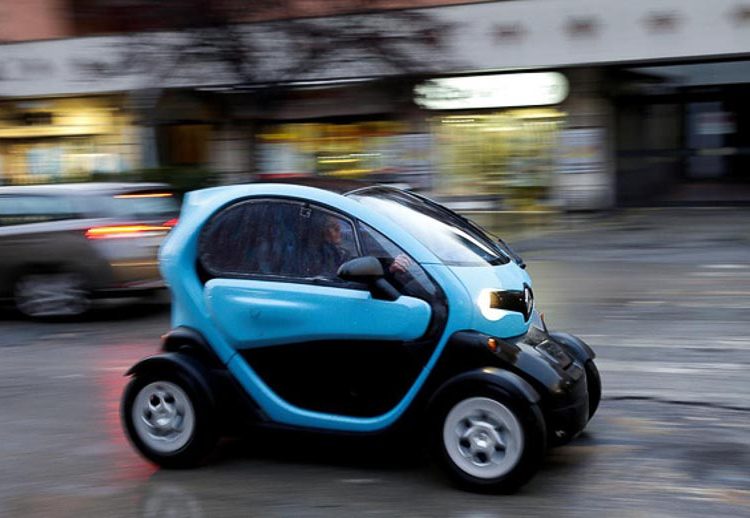 Một phụ nữ lái chiếc xe hơi điện Renault Twizy hai chỗ ngồi tại thủ đô Rome của Ý