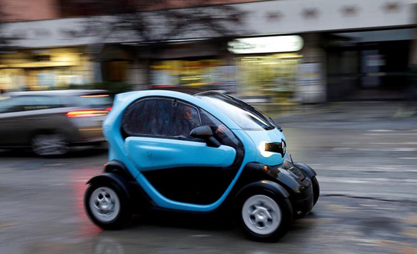 Một phụ nữ lái chiếc xe hơi điện Renault Twizy hai chỗ ngồi tại thủ đô Rome của Ý
