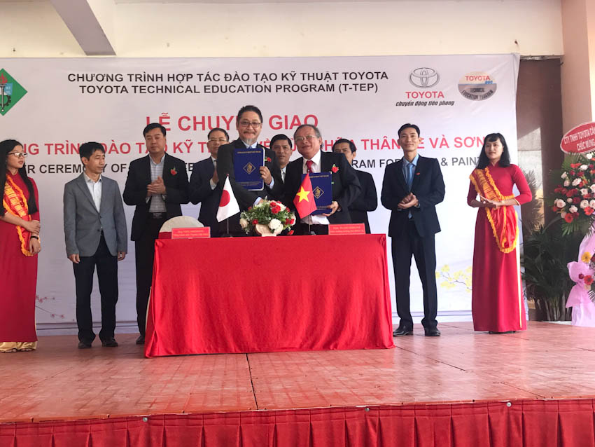 Toyota Việt Nam tài trợ gói thiết bị kỹ thuật đào tạo sửa chữa Thân xe và Sơn cho ĐHSP Vĩnh Long