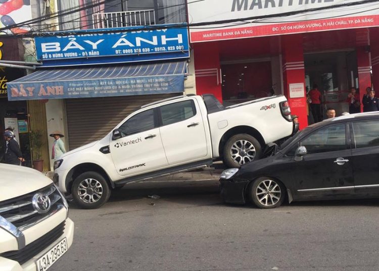 Ford Ranger lùi ẩu đè bẹp đầu ôtô phía sau tại Đà Nẵng 2