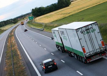 Kinh nghiệm lái xe gần xe công-ten-nơ, xe tải cỡ lớn 3