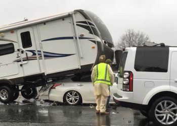 Nissan Maxima nhấc bổng xe nhà kéo, lọt gầm bán tải cỡ lớn