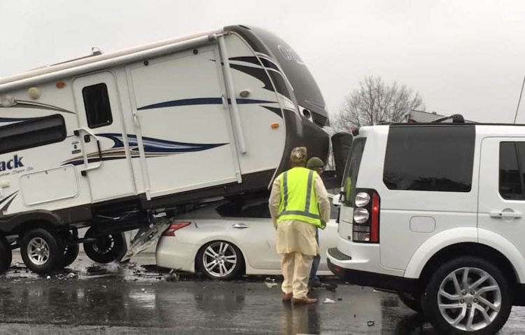 Nissan Maxima nhấc bổng xe nhà kéo, lọt gầm bán tải cỡ lớn
