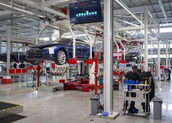 Tesla cắt giảm 3.000 nhân công