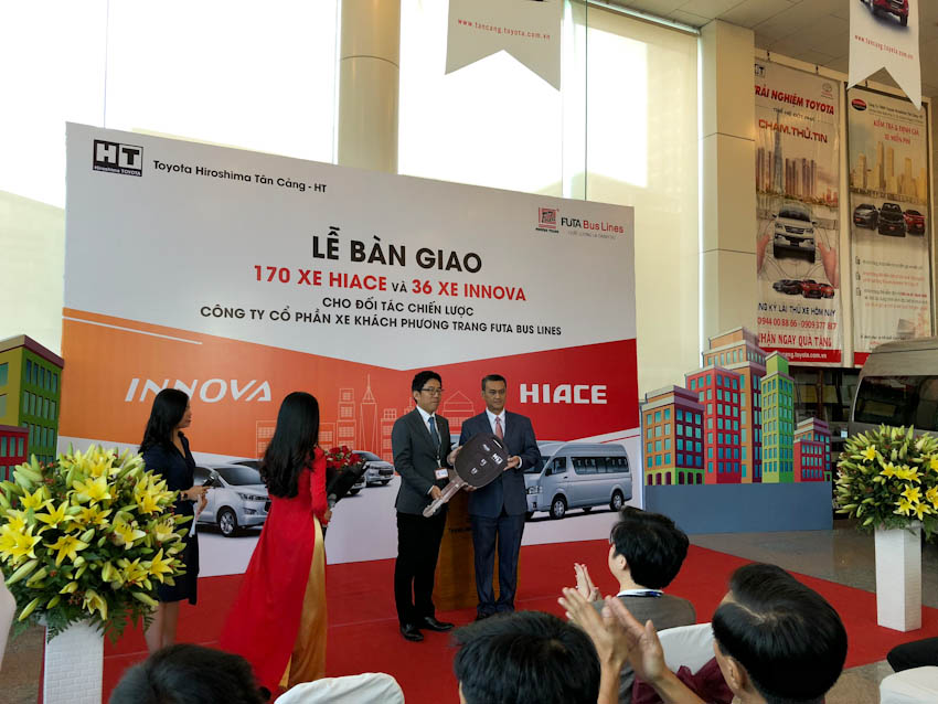Toyota bàn giao gần 200 xe Hiace cho Phương Trang 