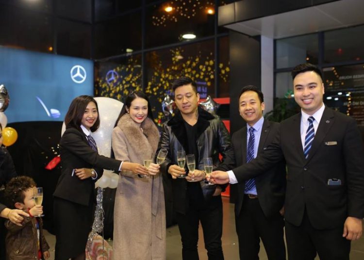 Vợ chồng ca sĩ Tuấn Hưng đón xế sang Mercedes-Benz S450L Luxury hơn 5 tỉ đồng