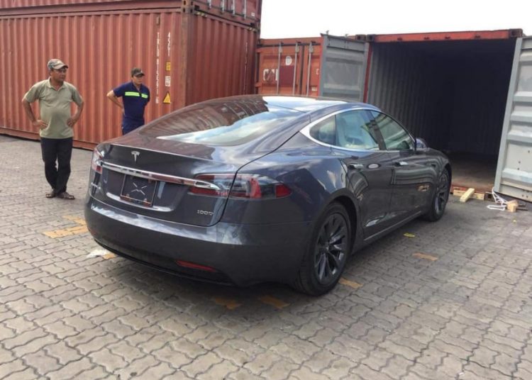 Khui công Tesla Model S 100D tại cảng Cái Lái, TP.HCM