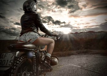 Đường cong nóng bỏng của chân dài bên xế độ BMW