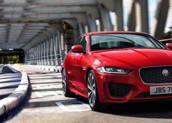 Jaguar ra mắt mẫu xe Jaguar XE nâng cấp hoàn toàn mới