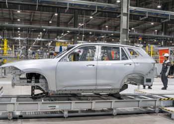 VinFast sản xuất thành công thân vỏ xe SUV Lux SA 2.0 đầu tiên