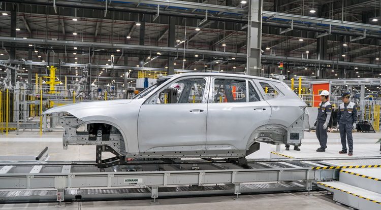 VinFast sản xuất thành công thân vỏ xe SUV Lux SA 2.0 đầu tiên