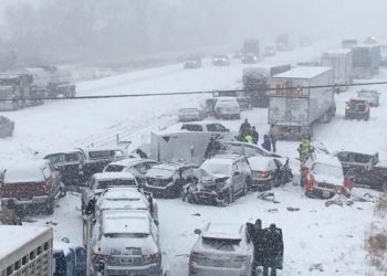 Thót tim với 47 chiếc ôtô đâm liên hoàn trong bão tuyết tại Mỹ