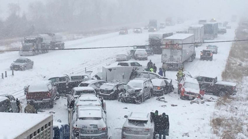Thót tim với 47 chiếc ôtô đâm liên hoàn trong bão tuyết tại Mỹ