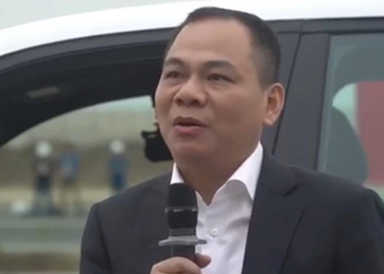 Tỉ phú Phạm Nhật Vượng người đầu tiên cầm lái chiếc VinFast Lux SA2.0