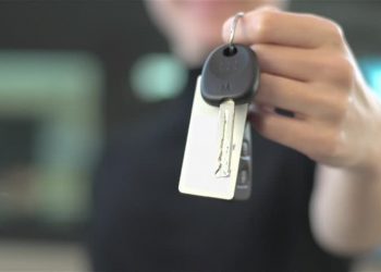 Giao chìa khóa xe cho người giữ, coi chừng rước họa - Anh 1