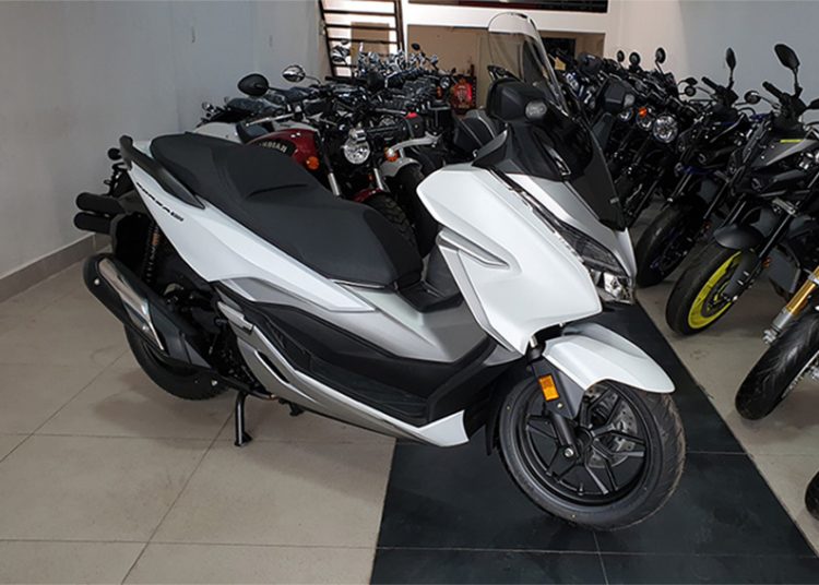 Honda Forza 300 nhập khẩu Italy tại một showroom ở quận Bình Thạnh, TP HCM.