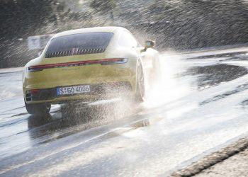 Porsche giới thiệu chế độ lái trên mặt đường trơn trượt cho dòng xe 911