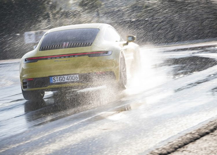 Porsche giới thiệu chế độ lái trên mặt đường trơn trượt cho dòng xe 911