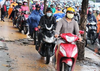 Đi xe máy mà leo lề, vỉa hè: Bị phạt đến 400.000 đồng