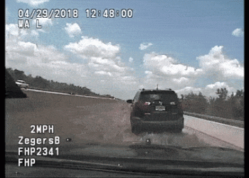 Xe cảnh sát bất ngờ bốc cháy sau màn truy đuổi nghi phạm ở tốc độ 225km/g