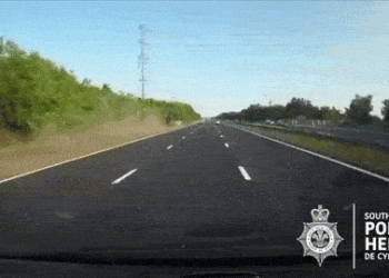 Hai xe hơi chèn ép nhau trên cao tốc và cái kết thảm