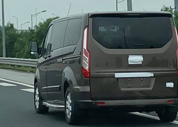 Chiếc Ford Tourneo lăn bánh với logo được dán kín mít. Đây không phải chiếc duy nhất được bắt gặp chạy thử tại Việt Nam.