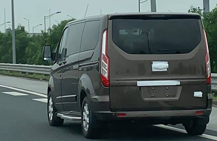 Chiếc Ford Tourneo lăn bánh với logo được dán kín mít. Đây không phải chiếc duy nhất được bắt gặp chạy thử tại Việt Nam.