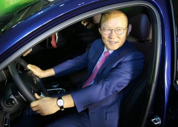 Tập đoàn Thành Công và Hyundai tặng xe Santa Fe cho ông Park Hang Seo