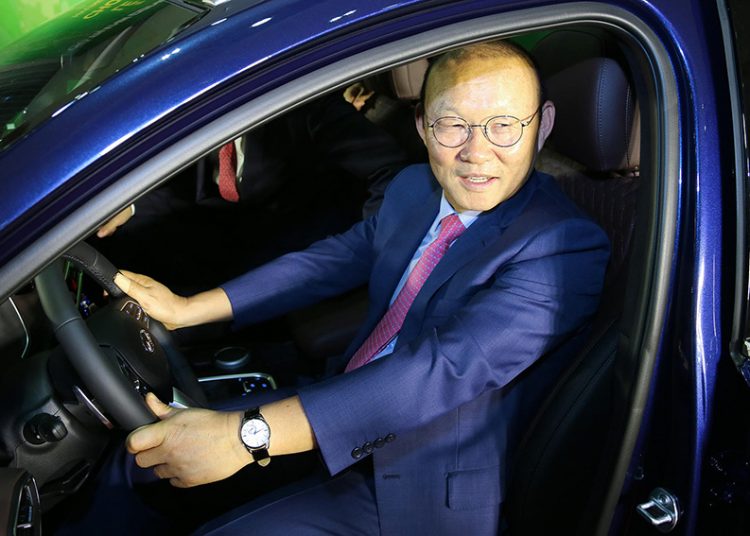 Tập đoàn Thành Công và Hyundai tặng xe Santa Fe cho ông Park Hang Seo