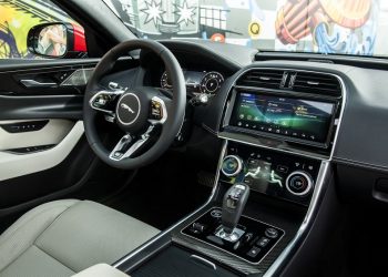 màn hình điều khiển trung tâm cỡ lớn 1