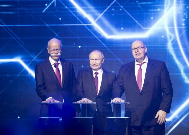 Tổng thống Nga Vladimir Putin tham dự lễ khánh thành nhà máy Mercedes-Benz đầu tiên ở Nga