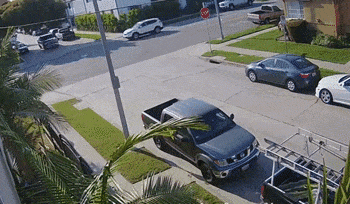 Phóng nhanh qua ngã tư với tốc độ cao, xe bán tải gây tai nạn nghiêm trọng