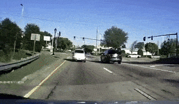 Cảnh sát vượt đèn đỏ gây tai nạn kinh hoàng