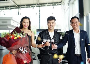 Ca sĩ Ưng Hoàng Phúc tặng vợ xế sang Mercedes-Benz GLC