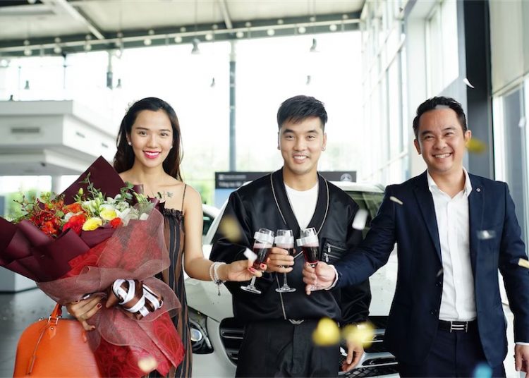 Ca sĩ Ưng Hoàng Phúc tặng vợ xế sang Mercedes-Benz GLC