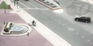 Sang đường thiếu quan sát, đâm xe suýt chết cảnh sát