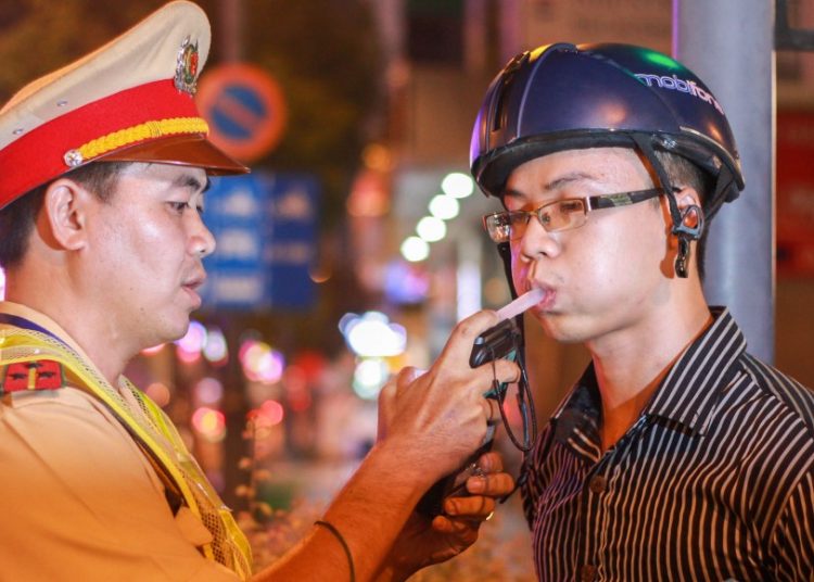 Lái xe uống rượu bia bị đề xuất tăng mức phạt lên tới 40 triệu đồng - 1