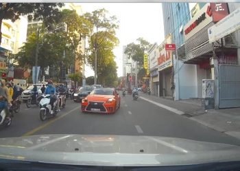Clip vi phạm giao thông: Xe đẹp, tiếc là hành vi lái xe không đẹp