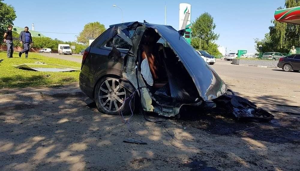 Audi Q7 bị gãy làm đôi sau khi đâm cột đèn