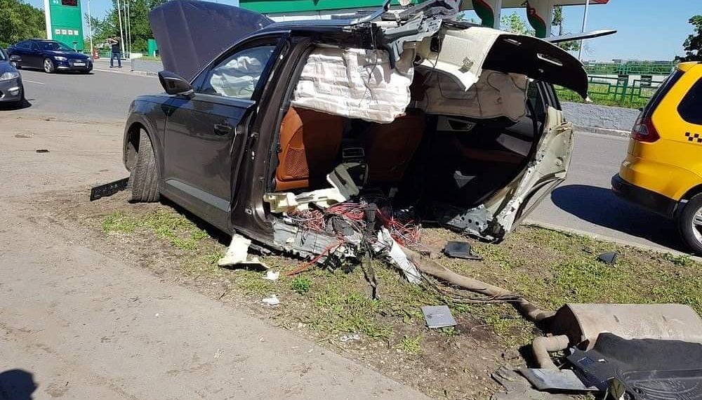 Audi Q7 bị gãy làm đôi sau khi đâm cột đèn