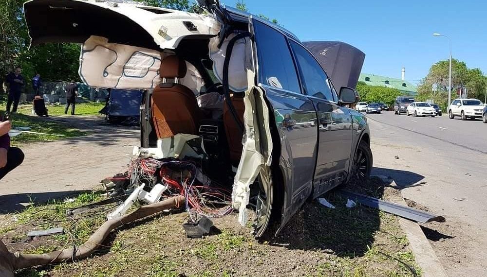 Audi Q7 bị gãy làm đôi sau khi đâm cột đèn