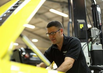 Chuyên gia kỹ thuật Aston Martin toàn cầu kiểm tra và tư vấn xe Aston Martin tại Việt Nam 1